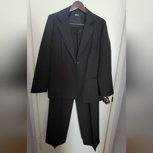 Levis Pantsuit with Elegant Blazer and Straight Trousers